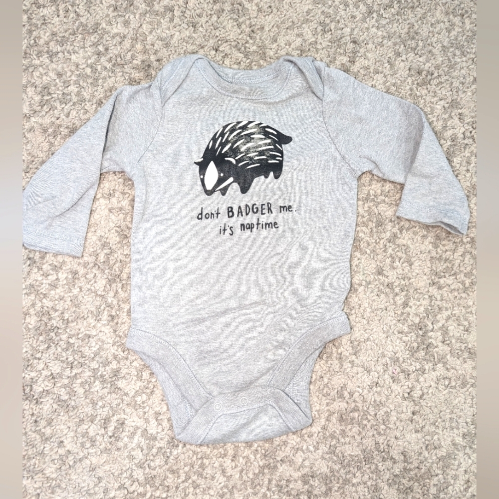 6/$22. 🦡 Old Navy grey onesie. Badger. Long sleeve. 3-6 months.